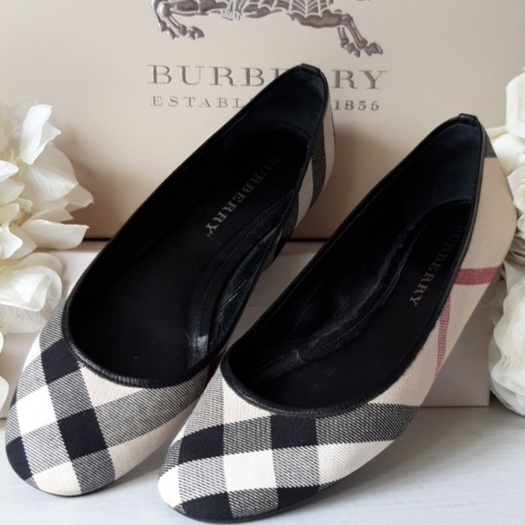 Burberry Shoes - Stunning Burberry Flats!